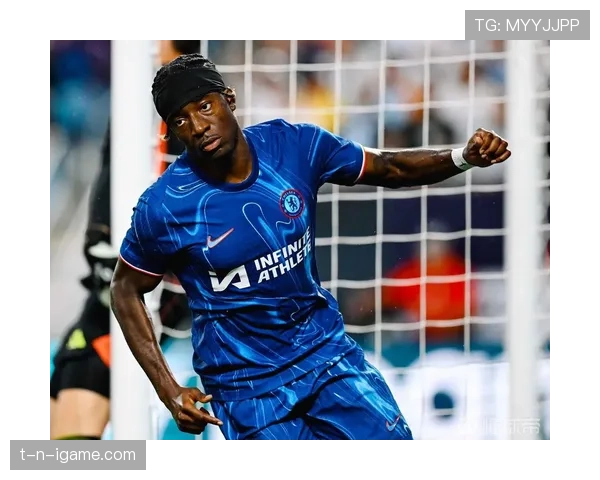 英超球迷热情高涨，各地聚集庆祝球队胜利，现场氛围热烈