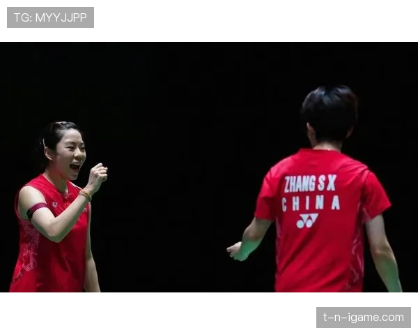 贾一凡训练完顺手拎了杯奶茶，这自律和放纵的平衡感谁懂啊